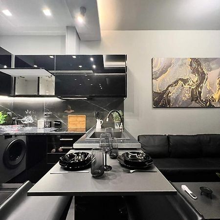 Luxury Black And White Interior Apartments Kalamata Dış mekan fotoğraf
