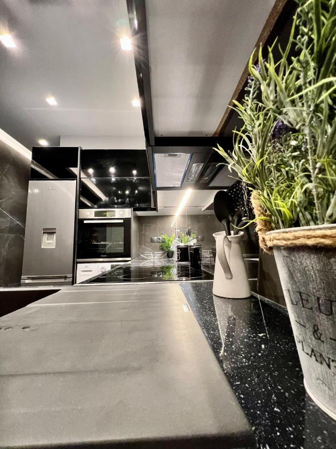 Luxury Black And White Interior Apartments Kalamata Dış mekan fotoğraf