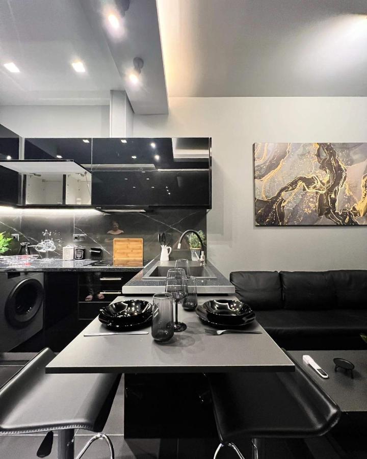 Luxury Black And White Interior Apartments Kalamata Dış mekan fotoğraf