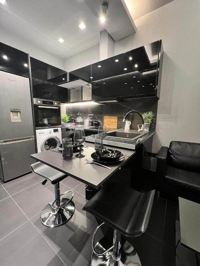 Luxury Black And White Interior Apartments Kalamata Dış mekan fotoğraf