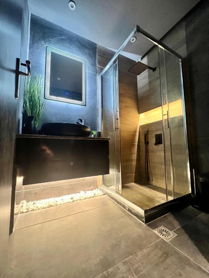 Luxury Black And White Interior Apartments Kalamata Dış mekan fotoğraf