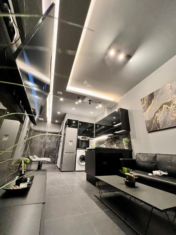 Luxury Black And White Interior Apartments Kalamata Dış mekan fotoğraf