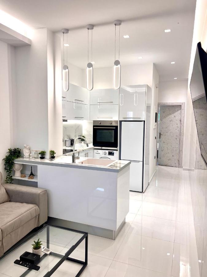 Luxury Black And White Interior Apartments Kalamata Dış mekan fotoğraf