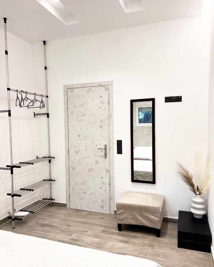 Luxury Black And White Interior Apartments Kalamata Dış mekan fotoğraf
