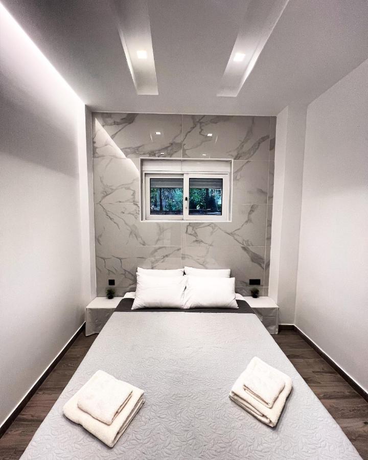 Luxury Black And White Interior Apartments Kalamata Dış mekan fotoğraf