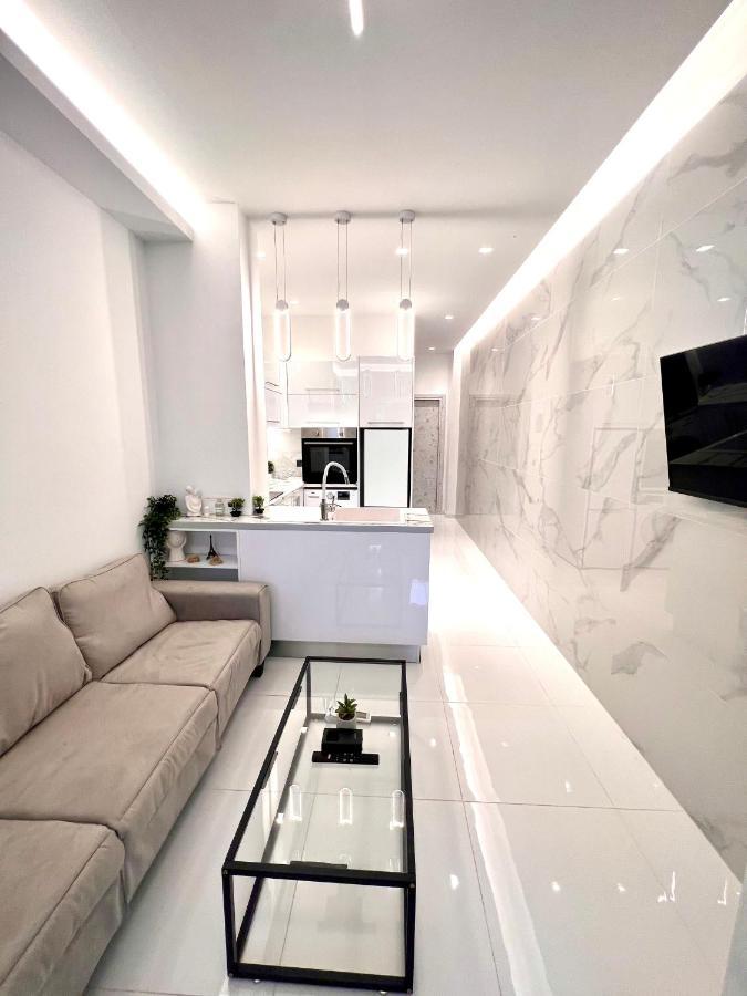 Luxury Black And White Interior Apartments Kalamata Dış mekan fotoğraf